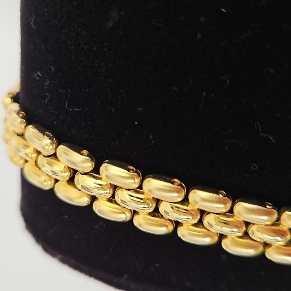 Goldtone Beautifully Detailed Size 8" Bracelet - Picture 3 of 7